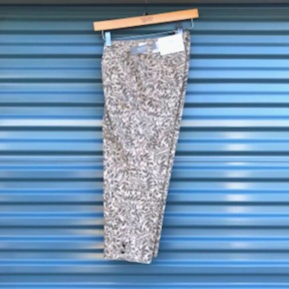 Petite Ankle Jeans . Size: 6 Petite w/ Floral Pattern . Shaped Fit - Mid Rise - Picture 1 of 3